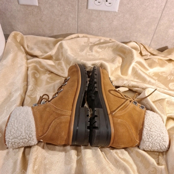 Marc Fisher Isabel Tan Suede Winter Boots Womans Size 9 Excellent Condition - Picture 5 of 11